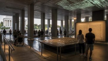 Lincoln Memorial Undercroft Forces Visitors to Read Second Inaugural