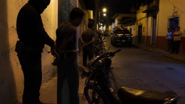 Batman of Lagos de Moreno Ties Thieves to Poles, Police Hunt Him