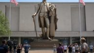 Trump Demands 30-Foot Washington Colossus and 5-Year Exhibit
