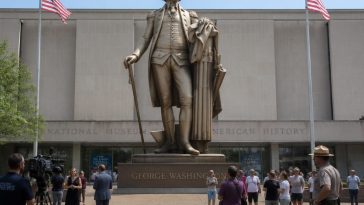 Trump Demands 30-Foot Washington Colossus and 5-Year Exhibit