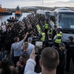 Hundreds block road in Portsmouth to stop 140 migrants