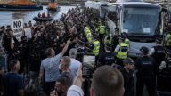 Hundreds block road in Portsmouth to stop 140 migrants