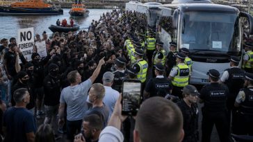 Hundreds block road in Portsmouth to stop 140 migrants